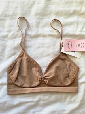 Mjuk shaping bh från H&M - En mjuk bh konstruerad med minimalt antal sömmar för en sömlös, behaglig känsla mot huden. Bh:n har reglerbara axelband och fodrade, bygellösa kupor med formstickat parti som framhäver bysten och ger medium stöd. Saknar knäppning.  Otroligt skön, ger fint lyft. Endast testad.  Strl: S (ser väldigt liten ut, men stretchig)  Ord. pris: 179 kr