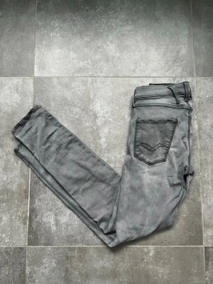 Replay andbass jeans  - Tjena, säljer nu dessa Replay andbass grå i slimfit, de är W29 L32, liten skada på den lilla svarta tagen där bak men inget som påverkar användningen, hör av er vid frågor och funderingar🙌🤝 