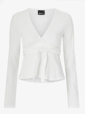 Gina knytning i ryggen - Vit tröja från Gina som man knyter i ryggen säljer pga ingen andvändning (skriv privat för egna bilder)