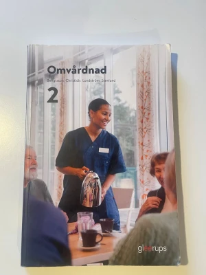 Omvårdnad 2 kursbok  - Kurslitteratur för vård- och omsorgsprogrammet, 'Omvårdnad 2' av Bengtsson, Christidis, Lundström och Stenlund. Några små defekter men inget som påverkar bokens funktion. Vissa sidor är strukna i men annars är boken i fint skick. Jag köpte den begagnat och säljer nu vidare då min kurs är färdig😊