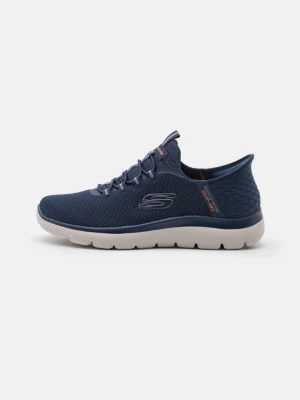 Blå Skechers sneakers med mesh - Snygga blå sneakers från Skechers med ovandel i ventilerande mesh och vita, tjocka sulor. Skorna har elastiska snören och diskret Skechers-logga på sidan. Perfekta för dig som gillar sportig och bekväm stil. Det är helt nytt