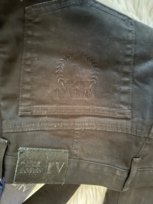 Svarta jeans från Armani Jeans hel nytt - Snygga svarta jeans från Armani Jeans med klassisk femficksmodell och raka ben. Jeansen har diskret logga på bakfickan och patch i läderimitation vid linningen. Perfekta för en stilren och modern look.