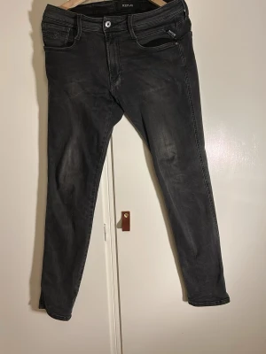 Svarta jeans från Replay - Svarta/mörkgråa jeans från Replay, väl använda men inga riktiga tecken på slitage.