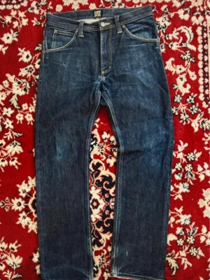 Lee selvedge jeans - Ett par riktigt schyssta selvedge jeans i väldigt bra skick. Börjar få lite fades särskilt honeycombs men dem är väldigt clean ändå. 101z kan man säga är Lee:s flaggskeppsmodell så det här är riktigt bra grejer. Storlek är 32/32 och dem sitter true. Bara skriv vid frågor. Kan slänga in en tisha eller ett par weekday jeans vid köp