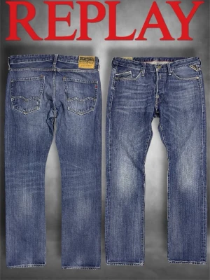 Blå raka jeans från Replay - Säljer ett par klassiska blå jeans från Replay med rak passform och snygga slitningar. Jeansen har fem fickor, gylf med dragkedja och knapp samt Replay-logga på bakfickan. Tillverkade i slitstark denim, perfekta till vardagslooken.
