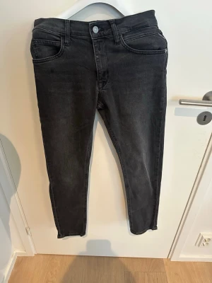 Svarta  jeans från Replay - Säljer ett par svarta Replay jeans. Modellen heter Zirkzy och är slim fit. Skicket är jättebra