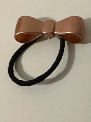 Rosettsnodd + hårklämma - Oanvänt. Kolla gärna in andra annonser!