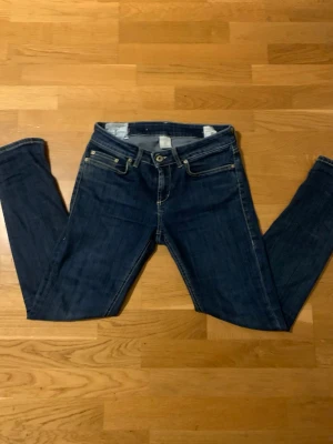 Dondup jeans - Snygga mörkblåa jeans från dondup