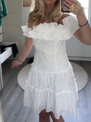 Vit offshoulder klänning med volang - Superfin vit klänning med offshoulder och volang upptill. Klänningen har broderade spetsdetaljer och är kort i modellen. Perfekt för sommarens alla tillfällen som student eller skolavslutning som exempel, och ger en romantisk känsla med sina fina hålmönster. den är från zara men köpte här på plick, dom första två bilderna är mina, den sista är lånad men bara att höra av sig vid frågor eller fler bilder💗