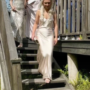 Balklänning  - Satinklänning i champagne. Endast använd på min bal i somras. Storlek 32 så passar mig som har xxs/xs samt är ca 160 cm lång 🌼 