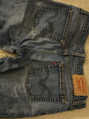 Vintage Levi's bootcut jeans - snygga levis jeans, storlek 32 i midjan och 34 i längd (tror de är amerikansk storlek, passar nog en M) skriv privat för midjemått och innerbenslängd. De har ett snöre i för att de skulle sitta bättre på mig men snöret går att dra ur och det är inget som syns på utsidan. pris kan diskuteras. 🥰