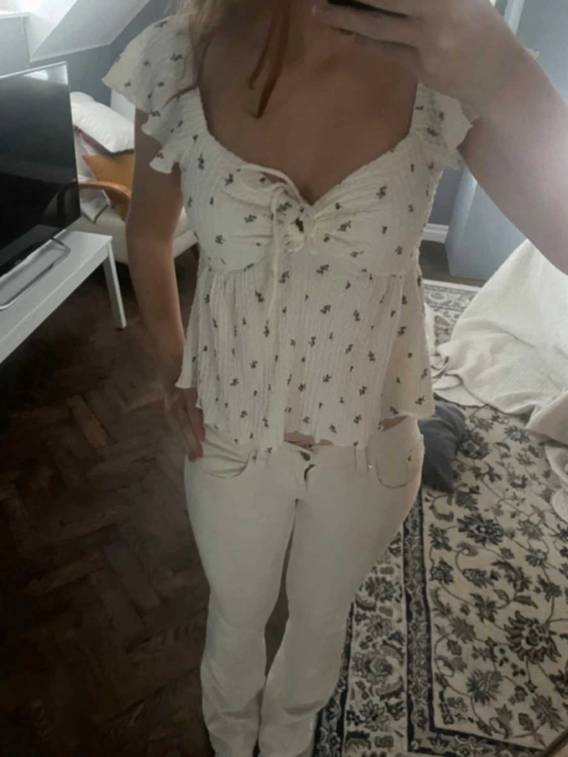 Vit blommig blus med snörning - 2