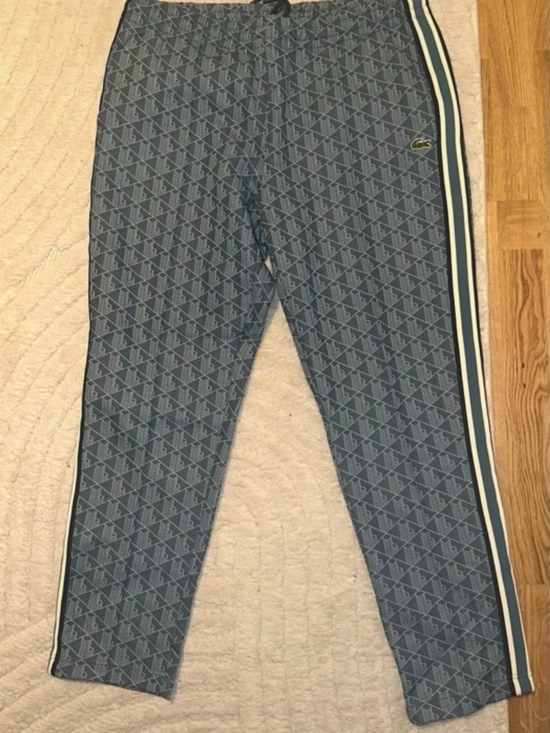 Blå mönstrad vindjacka och byxor från Lacoste  - 3