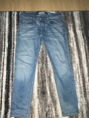 Ljusblå raka jeans - Säljer ett par ljusblå jeans med rak passform och klassisk femficksdesign. Jeansen har en snygg tvättad look och är perfekta för en avslappnad stil. Materialet är mjukt denim som känns bekvämt hela dagen.