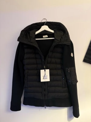 Moncler Cardigan - En svart moncler cardigan i storlek 2/M som passar folk med storlek S och M ☺️ helt ny hör av er vid frågor ☺️GÅR ATT PRUTA‼️