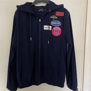 Mercier vindjacka - Sjukt fet vindjacka från mercier!!! Storlek M kan passa S, löser bild vid intresse! Inga defekter// Lutino UF