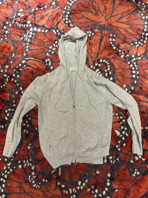 Soft Goat zip hoodie grå kashmir  - Ljusgrå zip hoodie i 100% Kashmir från soft goat. Storlek S. Skick 9/10 skicket är som nytt. Tveka inte att höra av er vid frågor!