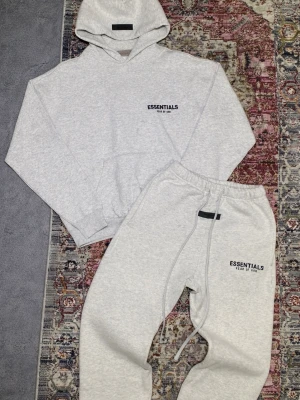 Essentials Tracksuit 💸 - Essentials Tracksuit 💸                                                  Helt ny i storlek S.                                                        Pris går att diskuteras 