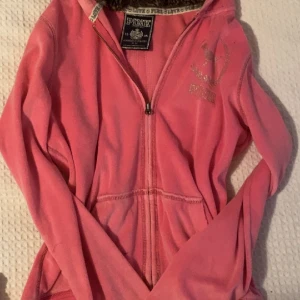 Victoria secret PINK- sip up - Skitsnygg fur hoodie från PINK, vintage, hur snygg som helst men kommer Inte till användning längre💔💔💔 