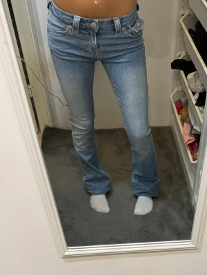 True religion jeans - Skitsnygga true religions som är midwaist!! Dom är uppsydda i längden men det går att ta ner utan att de ska synas. Säljer då dom är för stora för mig och inte används!! Skriv för fler frågor och pris kan möjligen diskutera lite💘💘 jag är 160 cm lång
