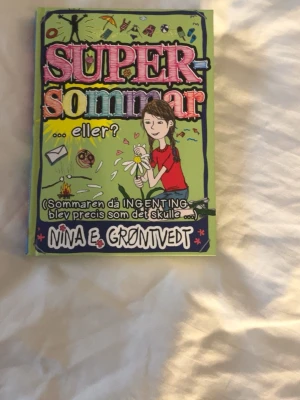 Supersommar ... eller? av Nina E. Grøntvedt - En färgglad och illustrerad bok med titeln 'Supersommar ... eller?' av Nina E. Grøntvedt. Omslaget är grönt med tecknade detaljer och text i rosa, gult och vitt. Boken handlar om en sommar fylld av oväntade händelser, vänskap och känslor.