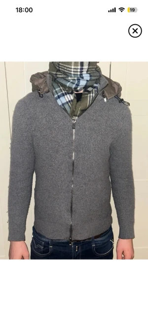 Massimo dutti cardigan  - Tja. Säljer denna stilren grå massimo dutti cardigan med . Perfekt för kyliga dagar. Huvan ger extra värme och stil. Passar bra till både jeans och chinos. strlk M. Står storlek L men är storlek M/S. Om du har några minsta fundering hör gärna av dig. MVH