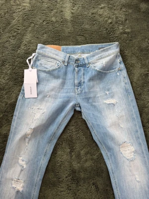 Nya Dondup George  - Säljer ett par nya Dondup George jeans i top skick då de tyvärr inte passar. De är köpta för 2700 och endast använda en gång. Storlek W32. Tveka inte att höra av dig vid frågor! Mvh 