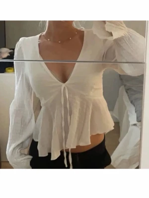 Vit v-ringad blus med knytband - Superfin vit blus!🥰