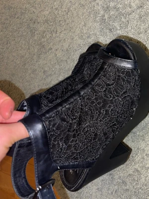 Svarta platåsandaler med spetsdetaljer - Jättesköna! 