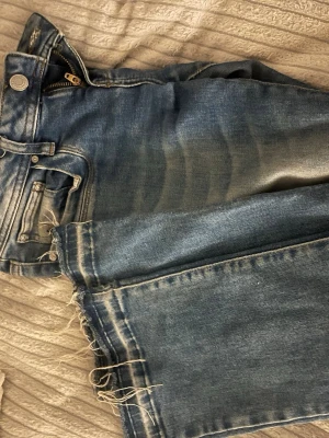 Blå bootcut jeansfrån LTB - Jättesnygga! Är i modellen valerie storlek 25 men har spretat upp kanterna för få lite extra längd!