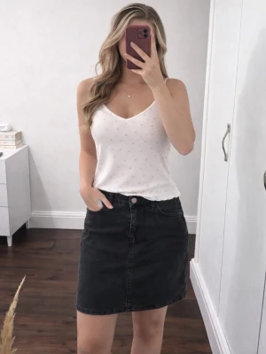 Svart vintage jeanskjol från 365, strlk 36 - En svart enkel och basic jeanskjol från 365 Three Sixty-Five i storlek 36. Passar både till vardag och mer uppklädda tillfällen. Köpt secondhand men i fint skick och har tyvärr aldrig kommit till användning. Nypris 499kr! FÖRST TILL KVARN!