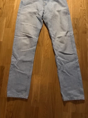 Ljusblåa jeans från Jack&Jones - Ett par jeans i relaxed fit från J&J. Finns inga tydliga tecken på användning och är använda fåtal gånger. Storlek w30l34, hör av dig vid frågor!
