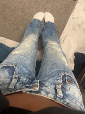  Lågmidjade bootcut jeans med slitningar - Säljer mina jeans från herrlicher o storlek 28❤️❤️.