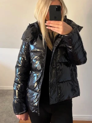 Calvin Klein jacka - Säljer varmaste och skönaste jackan någonsin!! Eftersom att jag rensar ut min garderob😇  Helt perfekt till vintern🥰🥰