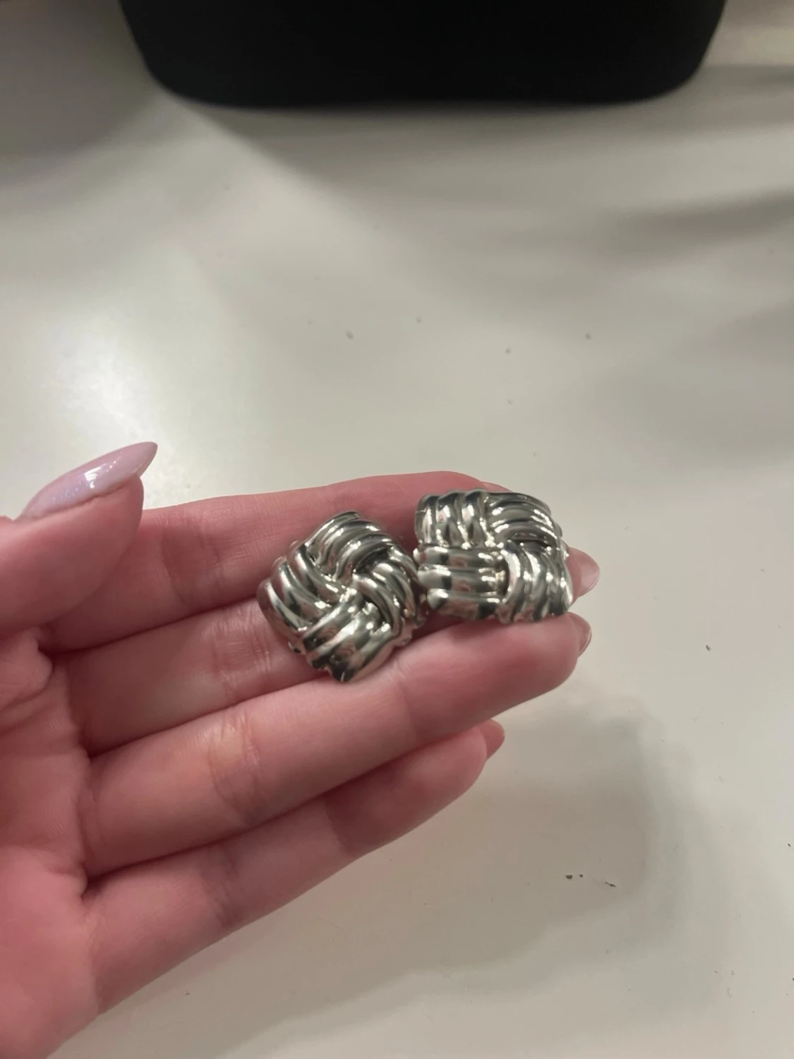 Silvriga knutformade örhängen - 1