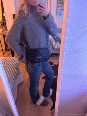 Zadig & Voltaire - Snygg svart axelväska i mjukt läder från Zadig & Voltaire. Perfekt storlek för det viktigaste och ger en cool vibe till din outfit. 🪽🪽🪽  Bredd: 27cm Djup: 2cm Höjd: 15cm