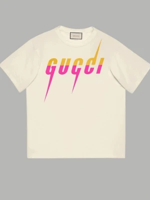 Vit Gc  t-shirt med färgglad logga - Snygg vit t-shirt från gc med  en stor, färgglad logotyp i gult och rosa framtill. T-shirten har klassisk rund hals och korta ärmar. Tillverkad i mjuk bomull för en bekväm känsla och trendig look.