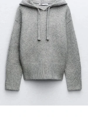 Grå hoodie från Zara i ullmix - Mysig grå hoodie från Zara i mjuk ullmix. 