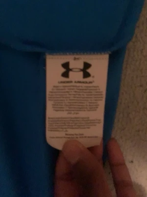 Blå tränings-tshirt från Under Armour - Säljer en blå tränings-tshirt från Under Armour i storlek M. Tröjan har en loose fit och är tillverkad i ett lätt, ventilerande meshmaterial som passar perfekt till träning och sportaktiviteter. Klassisk logga på bröstet och bekväm passform.