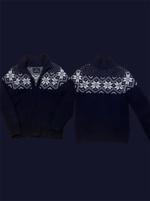 Mörkblå stickad kofta med mönster - Stickad kofta från scotch&soda. Storlek S. Skick 8/10. Bara höra av dig vid funderingar😁