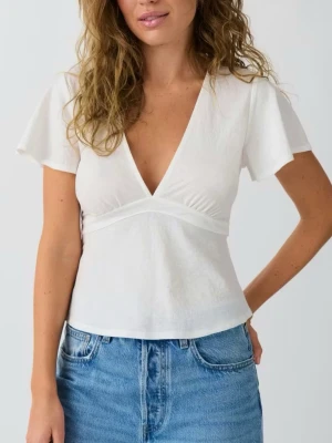 Vit omlottopp med knyt och v-ringning från Gina tricot  - Snygg vit topp med v-ringad hals och korta, vida ärmar. Storlek S och aldrig använd. 