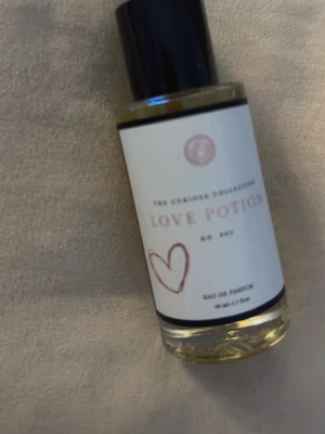 Love potion - Curiosa - Doftar gott men tyvärr inte min typ av doft. Använt väldigt lite för att testa, den håller länge  Köptes för 353 kr