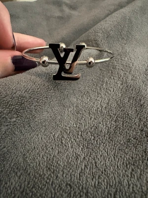 Armband  - Silvrigt armband. Delvis ställbart, då kan man trycka in det lite och även böja ut det lite. Aldrig använt.