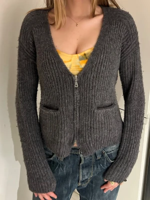 grå stickad kofta - snyggaste grå stickade koftan med långa ärmar från märket Stay Dirty. jag är 175 cm lång och koftan är i storlek S💓 hör av er vid frågor!! 