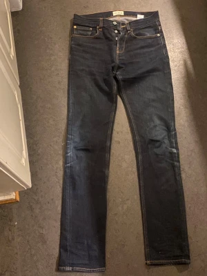 Mörkblå slim jeans från A.P.C. - Säljer ett par mörkblå slim fit jeans från A.P.C. i modellen Petit New Standard. Jeansen har klassisk femficksdesign, raka ben och kontrastsömmar. Materialet är kraftig denim i 100% bomull. Perfekta för dig som gillar stilrena och tidlösa jeans. Bara provade och aldrig använda vad jag kan minnas. Har aldrig sett sonen i dom. 