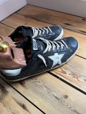 Golden Goose skor  - Svarta Golden Goose superstars i storlek 43. 