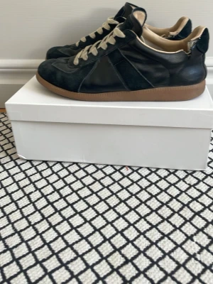 Maison Margiela svarta gats - Svarta gats. Rätt så slitna där av priset men  inget man tänker på när dem bärs. 
