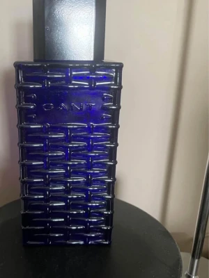 EAU de toilette GANT  - Eau de toilette från GANT i en mörkblå glasflaska med unikt rutmönster och svart lock. Flaskan har en stilren och modern design som sticker ut i badrumshyllan. Perfekt för dig som gillar exklusiva och trendiga dofter.Använd max 2 ggr nyligen men har svårt för doften . 