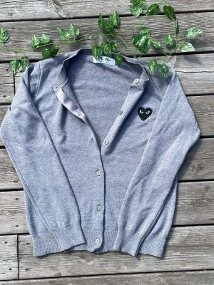 Commos de garcones cardigan - Tja! Jag säljer denna snygga kofta från CDG play. Färgen är grå och den är rätt liten i storlek. Hör av er vid frågor!