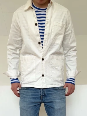 Vit overshirt  - Vit overshirt i strl M men sitter som S. Bra skick och hör gärna av er vid frågor elr funderingar!!